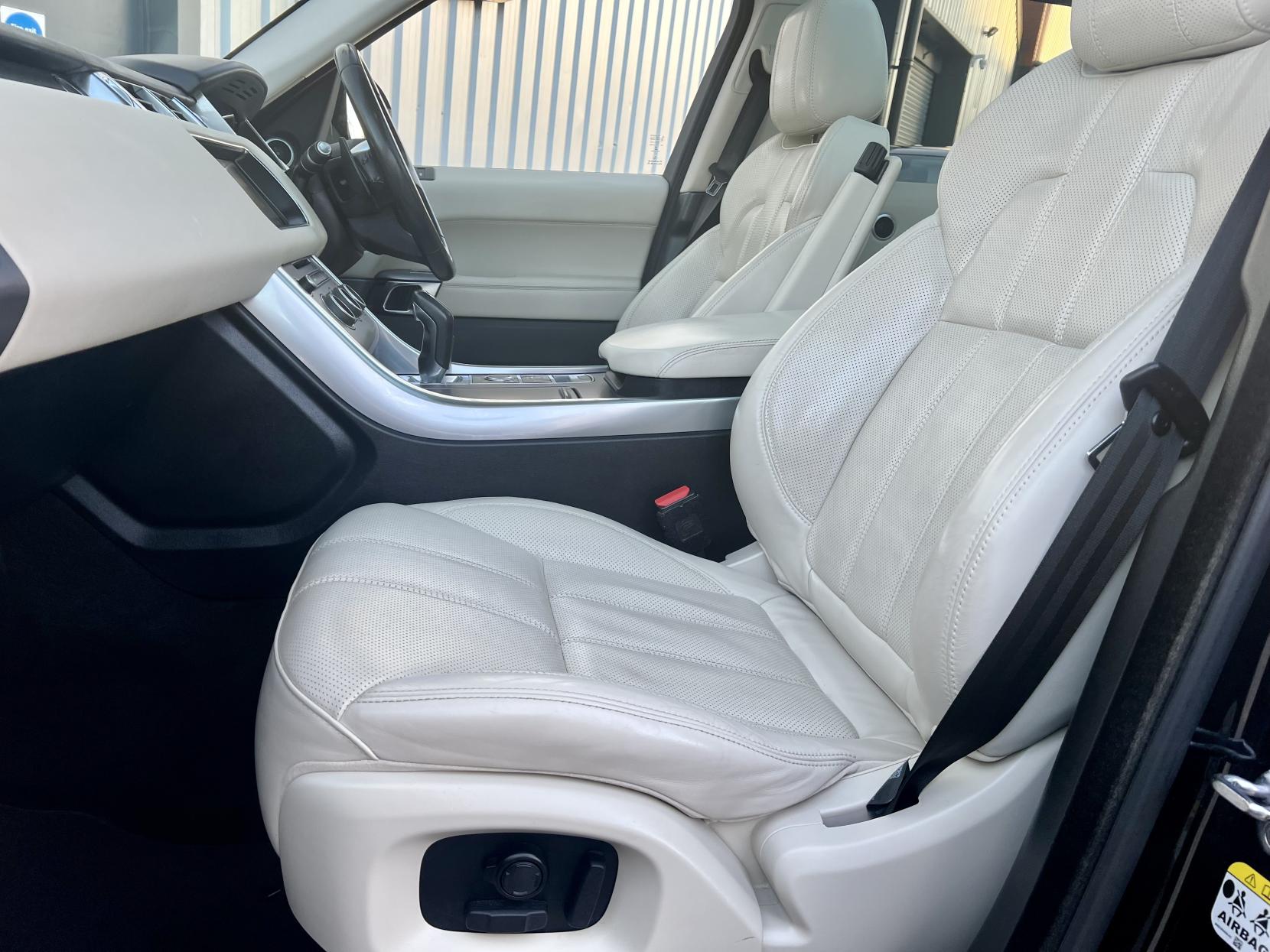 Land Rover Range Rover Sport 3.0 SD V6 HSE SUV 5dr Diesel Auto 4WD Euro 6 (s/s) (306 ps)