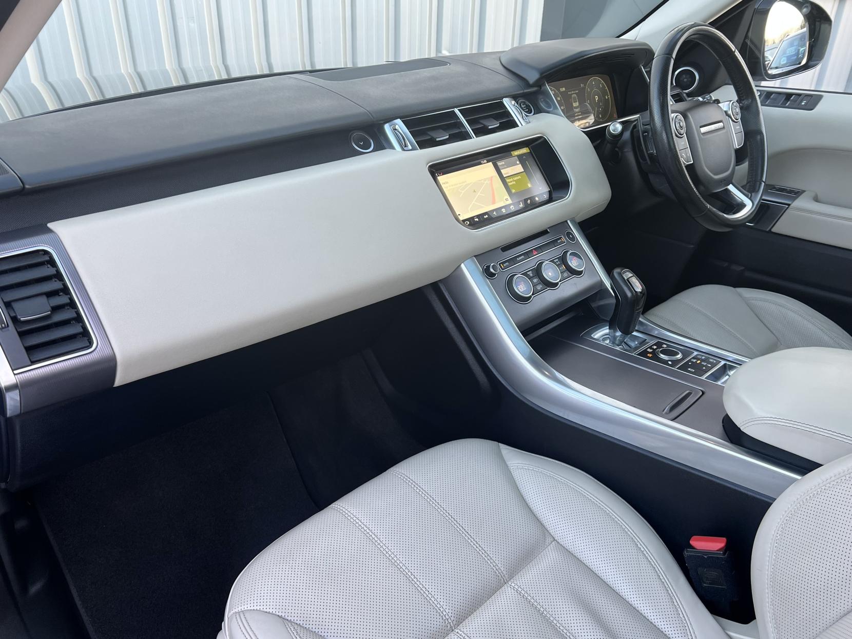 Land Rover Range Rover Sport 3.0 SD V6 HSE SUV 5dr Diesel Auto 4WD Euro 6 (s/s) (306 ps)