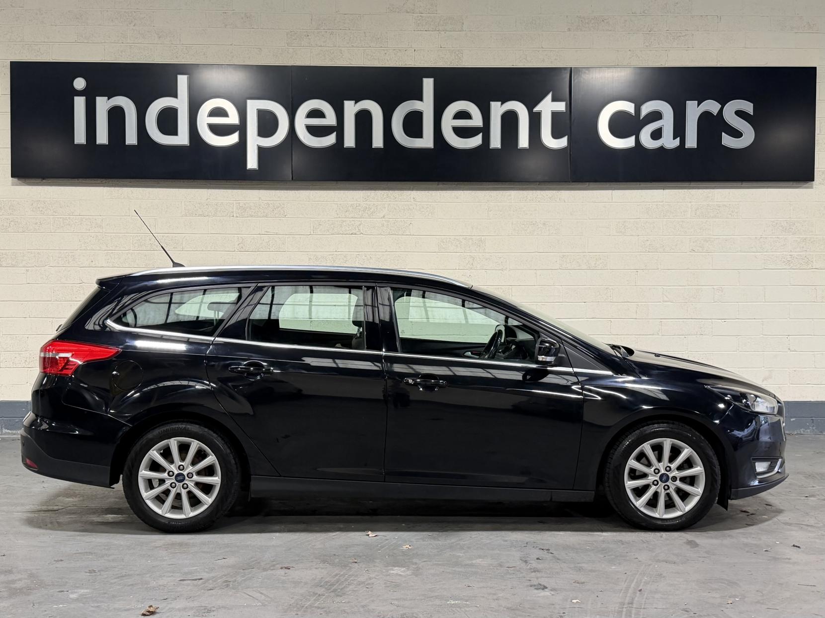 Ford Focus 1.6 TDCi ECOnetic Titanium Navigator Hatchback 5dr Diesel Manual Euro 5 (s/s) (105 ps)