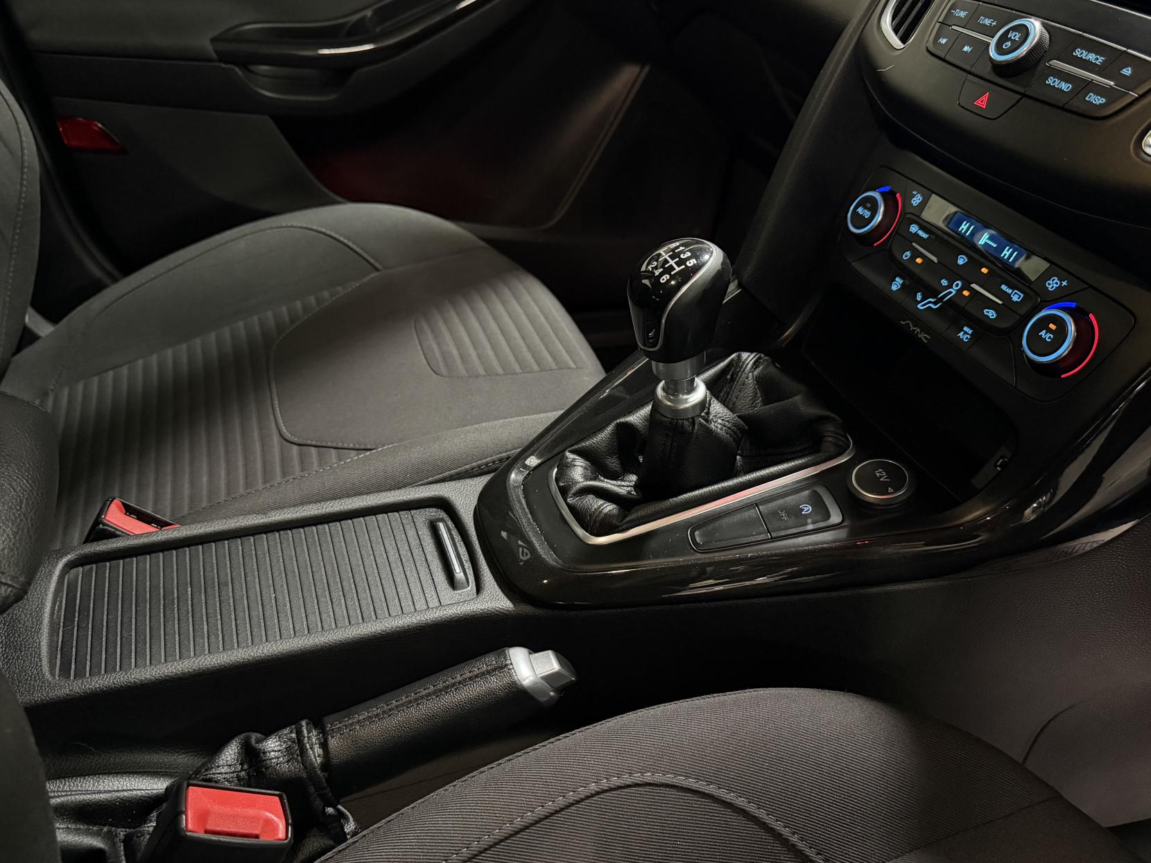 Ford Focus 1.6 TDCi ECOnetic Titanium Navigator Hatchback 5dr Diesel Manual Euro 5 (s/s) (105 ps)