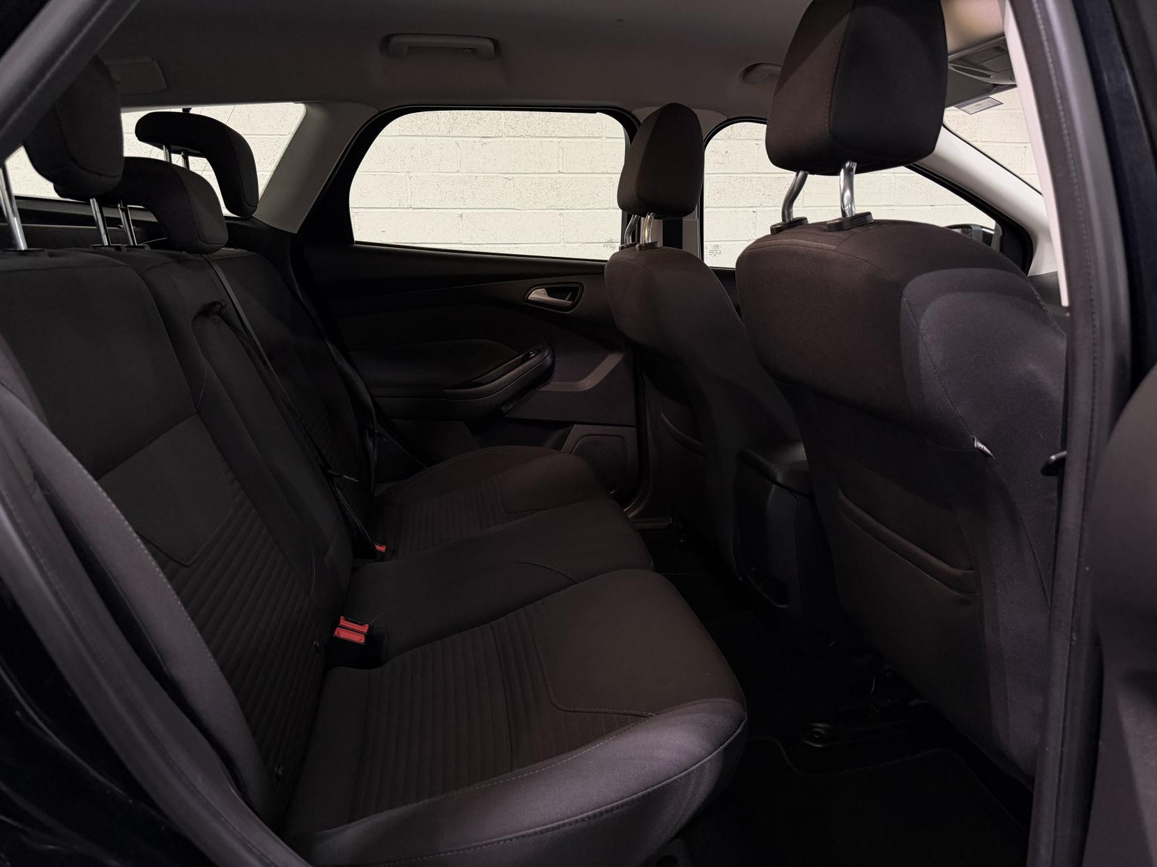 Ford Focus 1.6 TDCi ECOnetic Titanium Navigator Hatchback 5dr Diesel Manual Euro 5 (s/s) (105 ps)