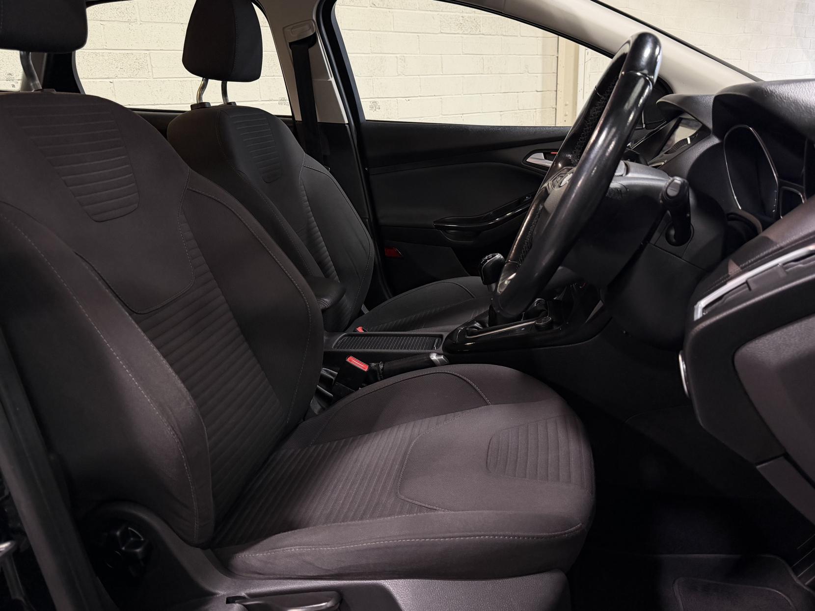 Ford Focus 1.6 TDCi ECOnetic Titanium Navigator Hatchback 5dr Diesel Manual Euro 5 (s/s) (105 ps)