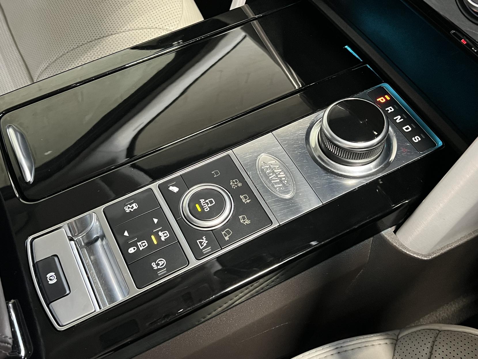 Land Rover Discovery 3.0 SD V6 HSE Luxury SUV 5dr Diesel Auto 4WD Euro 6 (s/s) (306 ps)