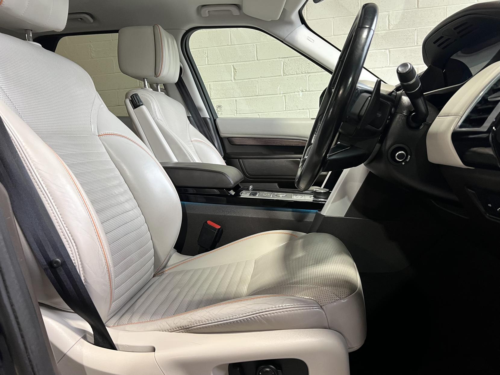 Land Rover Discovery 3.0 SD V6 HSE Luxury SUV 5dr Diesel Auto 4WD Euro 6 (s/s) (306 ps)