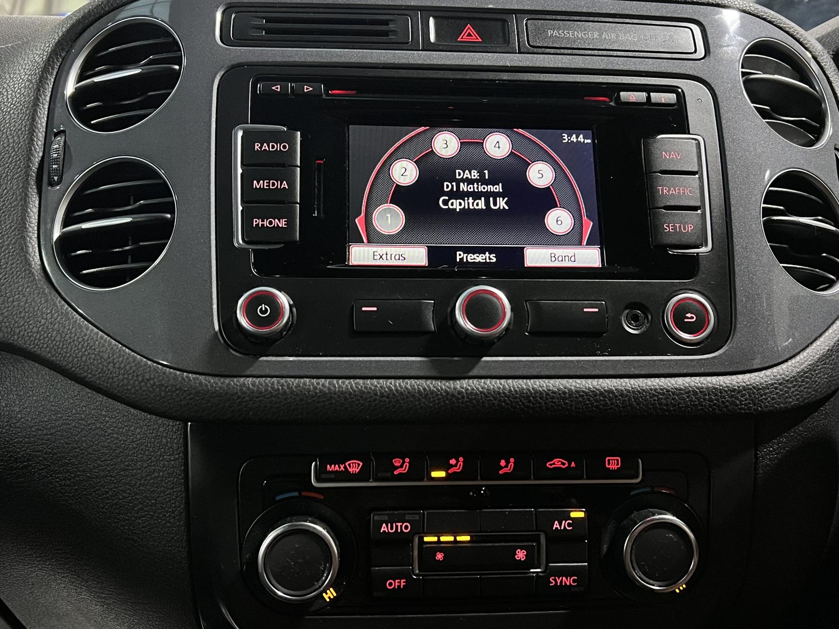 Volkswagen Tiguan 2.0 TDI BlueMotion Tech R-Line SUV 5dr Diesel Manual 4WD Euro 5 (s/s) (Nav) (140 ps)