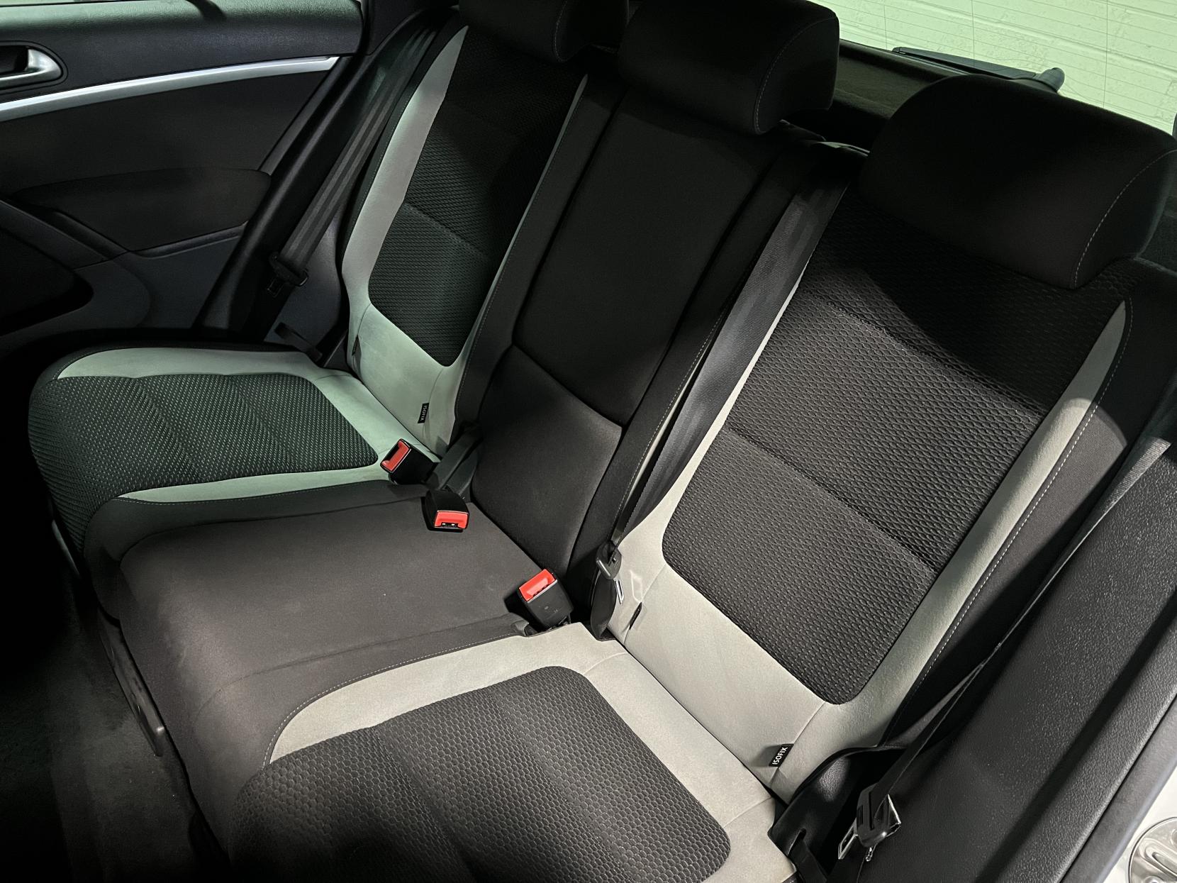 Volkswagen Tiguan 2.0 TDI BlueMotion Tech R-Line SUV 5dr Diesel Manual 4WD Euro 5 (s/s) (Nav) (140 ps)