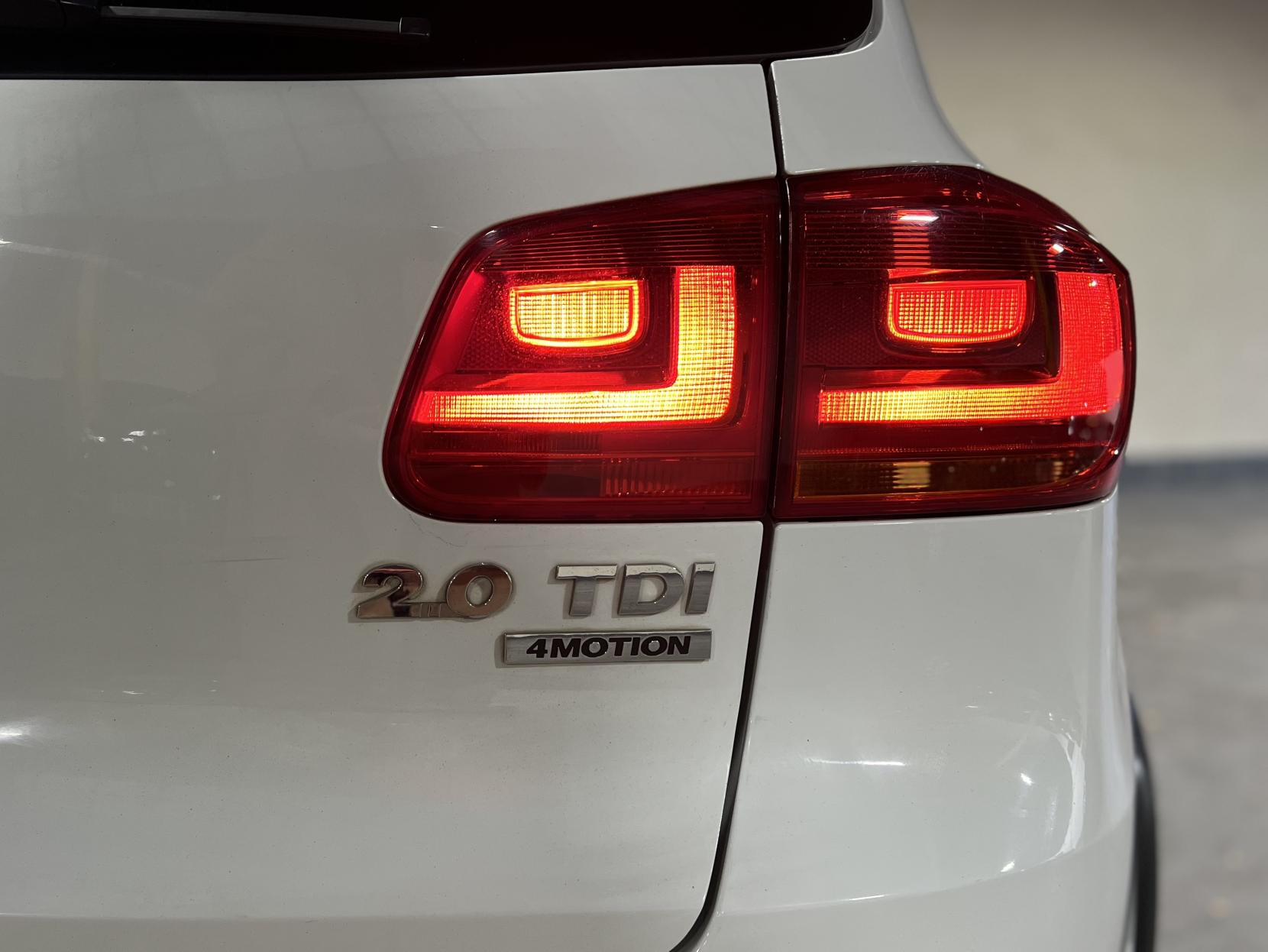 Volkswagen Tiguan 2.0 TDI BlueMotion Tech R-Line SUV 5dr Diesel Manual 4WD Euro 5 (s/s) (Nav) (140 ps)