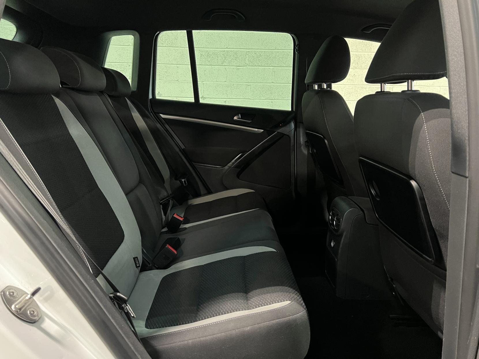 Volkswagen Tiguan 2.0 TDI BlueMotion Tech R-Line SUV 5dr Diesel Manual 4WD Euro 5 (s/s) (Nav) (140 ps)