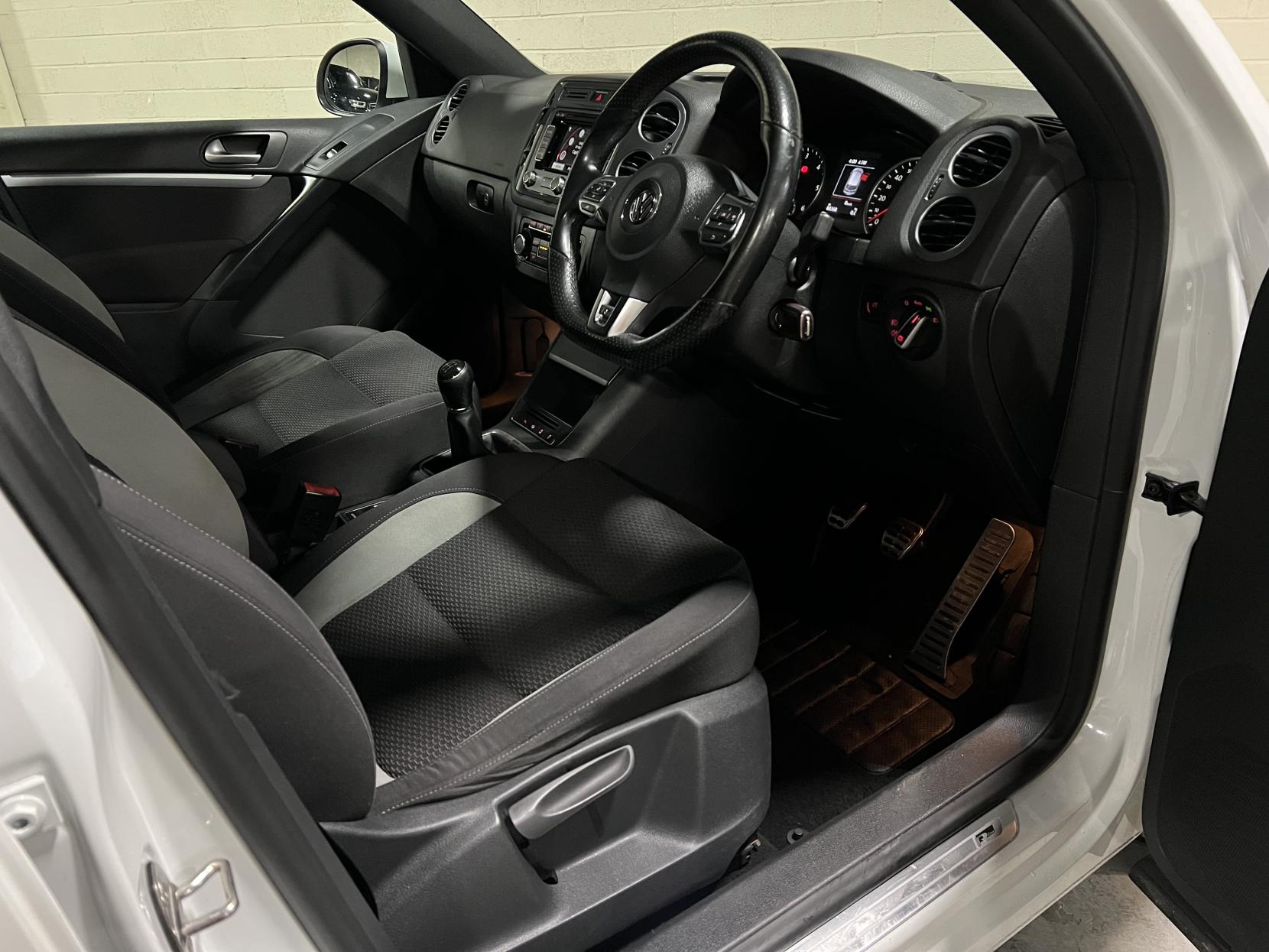 Volkswagen Tiguan 2.0 TDI BlueMotion Tech R-Line SUV 5dr Diesel Manual 4WD Euro 5 (s/s) (Nav) (140 ps)