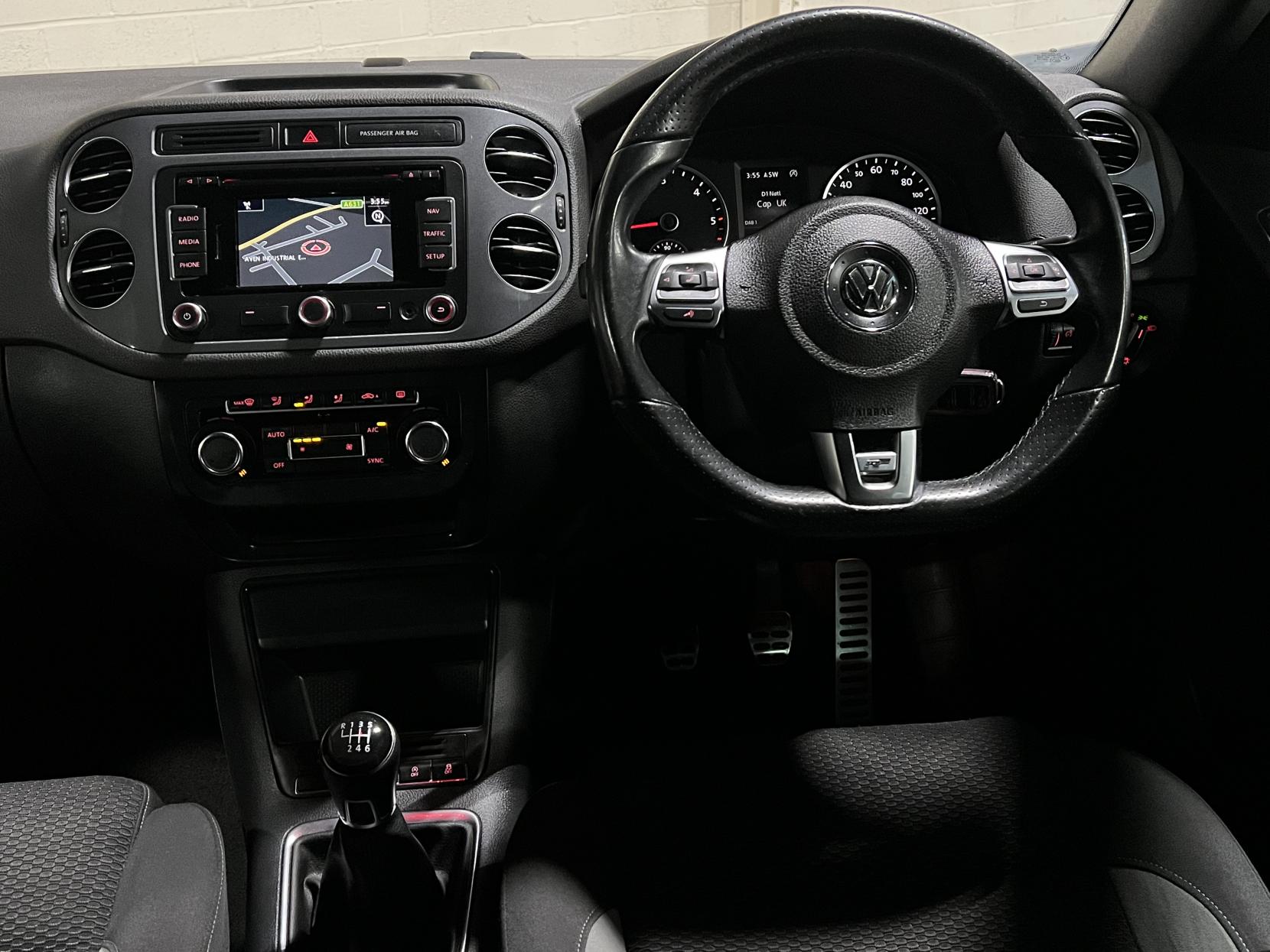 Volkswagen Tiguan 2.0 TDI BlueMotion Tech R-Line SUV 5dr Diesel Manual 4WD Euro 5 (s/s) (Nav) (140 ps)