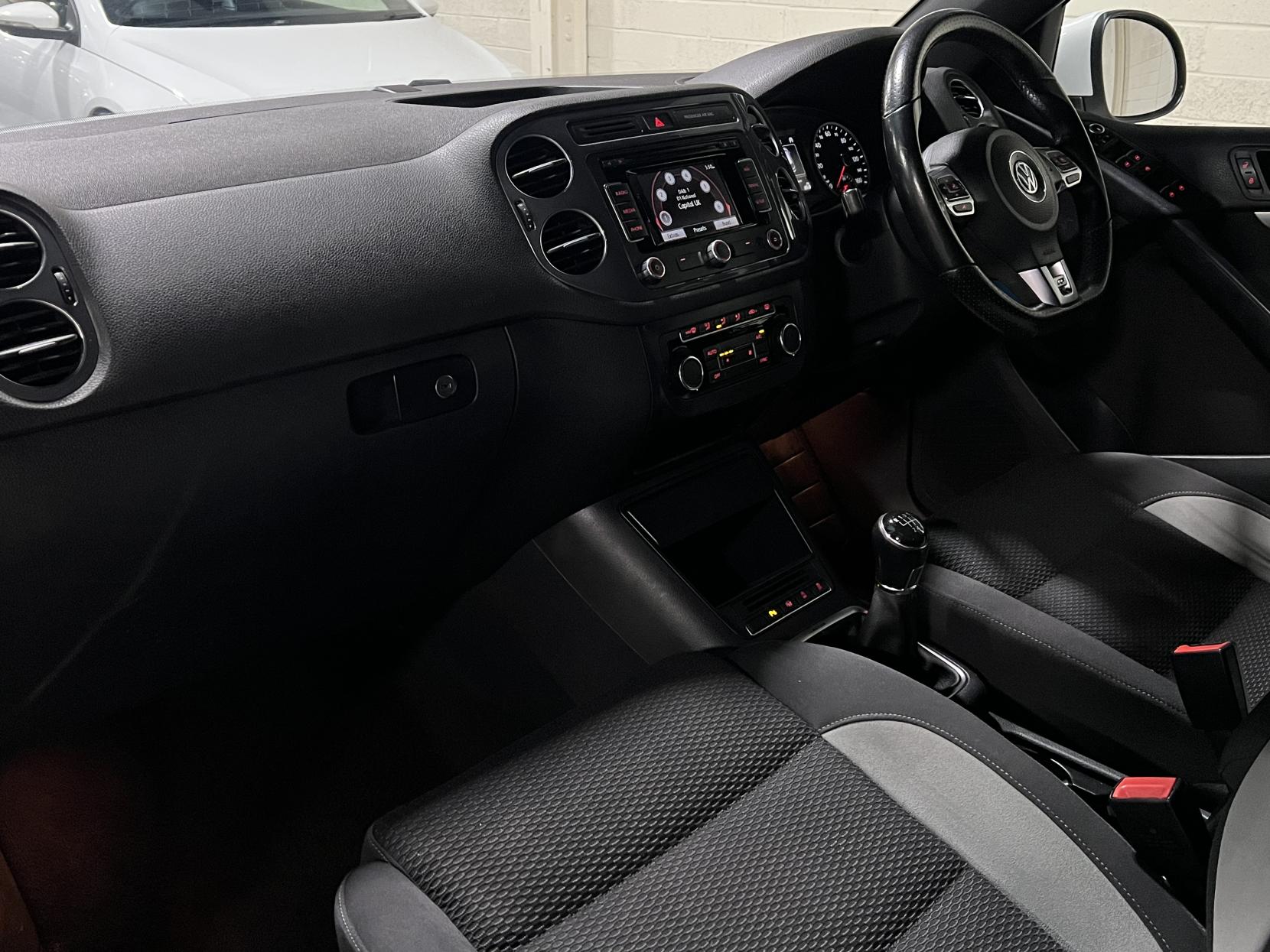 Volkswagen Tiguan 2.0 TDI BlueMotion Tech R-Line SUV 5dr Diesel Manual 4WD Euro 5 (s/s) (Nav) (140 ps)