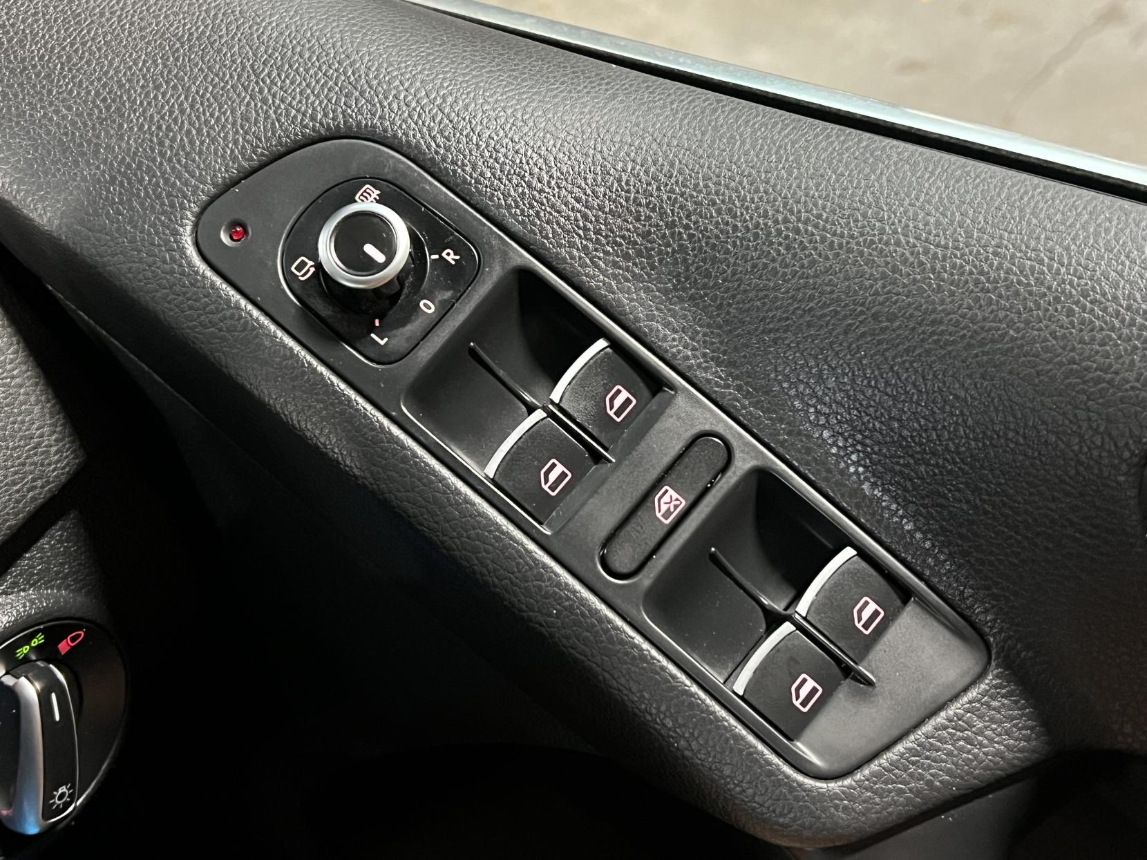 Volkswagen Tiguan 2.0 TDI BlueMotion Tech R-Line SUV 5dr Diesel Manual 4WD Euro 5 (s/s) (Nav) (140 ps)