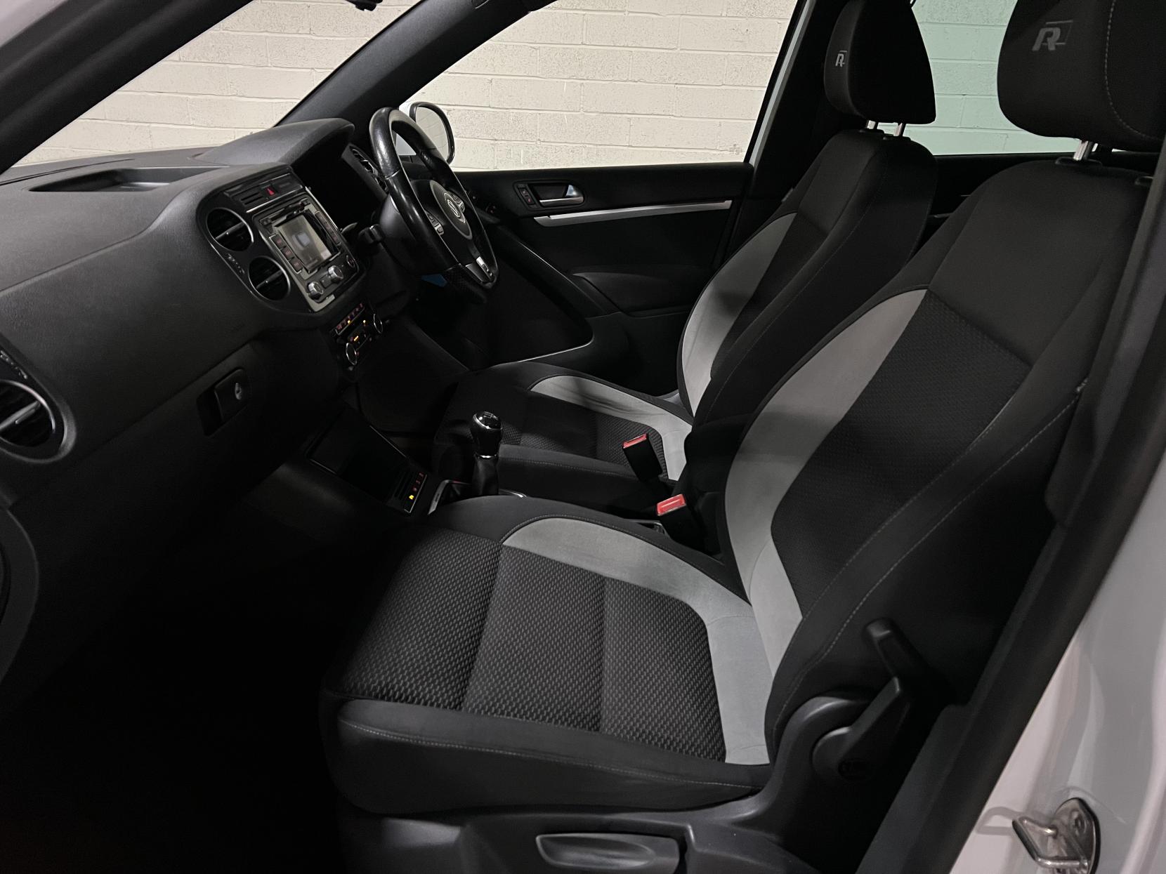 Volkswagen Tiguan 2.0 TDI BlueMotion Tech R-Line SUV 5dr Diesel Manual 4WD Euro 5 (s/s) (Nav) (140 ps)