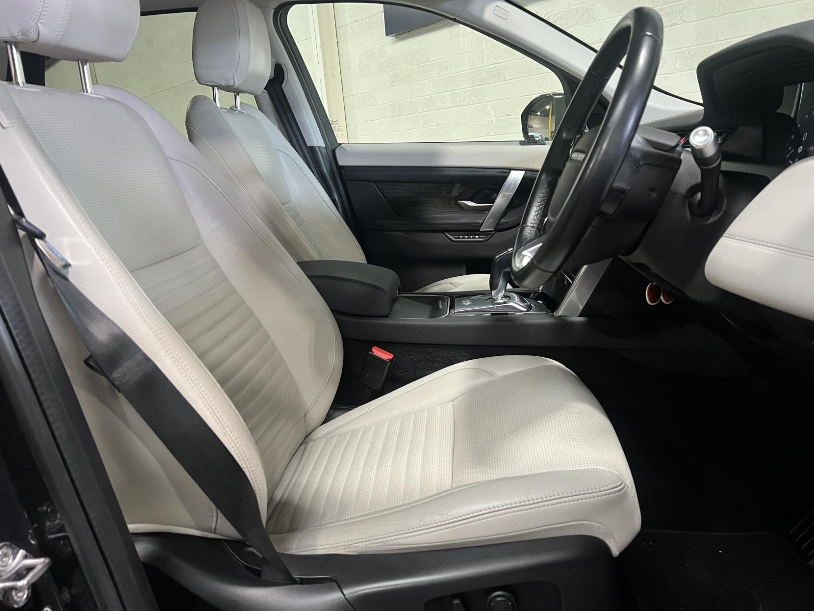 Land Rover Discovery Sport 2.0 P200 MHEV SE SUV 5dr Petrol Auto 4WD Euro 6 (s/s) (200 ps)