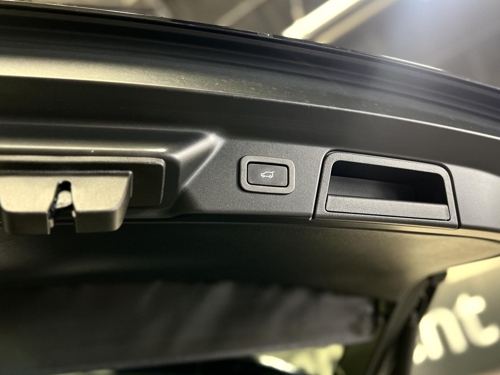 Land Rover Range Rover Velar 2.0 P250 R-Dynamic HSE SUV 5dr Petrol Auto 4WD Euro 6 (s/s) (250 ps)