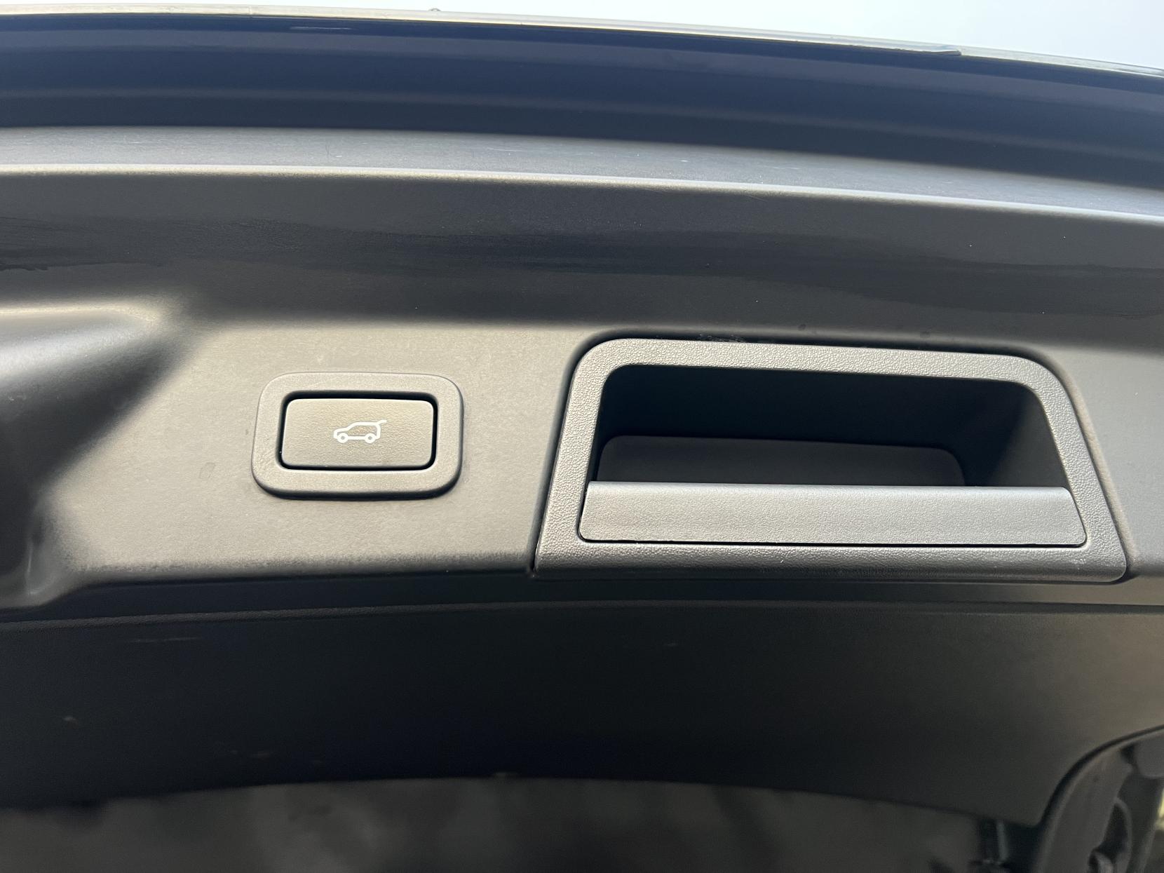 Land Rover Range Rover Velar 2.0 P250 R-Dynamic SE SUV 5dr Petrol Auto 4WD Euro 6 (s/s) (250 ps)