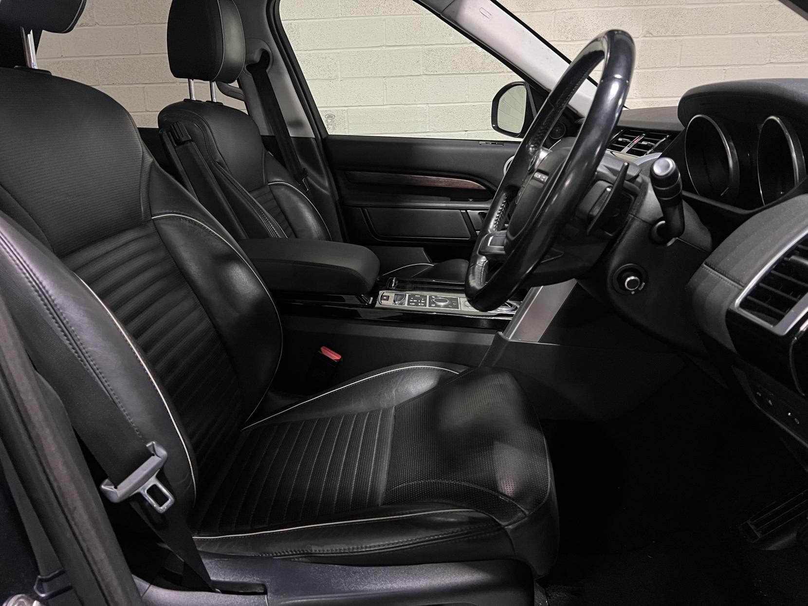 Land Rover Discovery 3.0 TD V6 HSE SUV 5dr Diesel Auto 4WD Euro 6 (s/s) (258 ps)