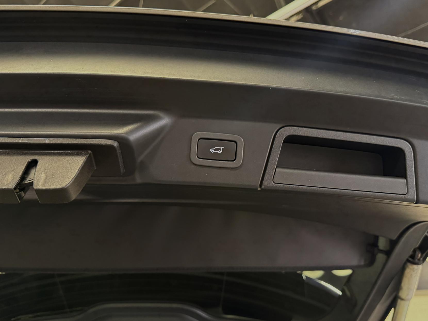 Land Rover Range Rover Velar 3.0 SD6 V6 First Edition SUV 5dr Diesel Auto 4WD Euro 6 (s/s) (300 ps)