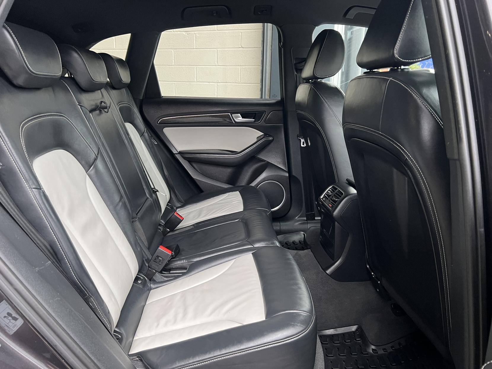 Audi SQ5 3.0 BiTDI V6 SUV 5dr Diesel Tiptronic quattro Euro 5 (s/s) (313 ps)