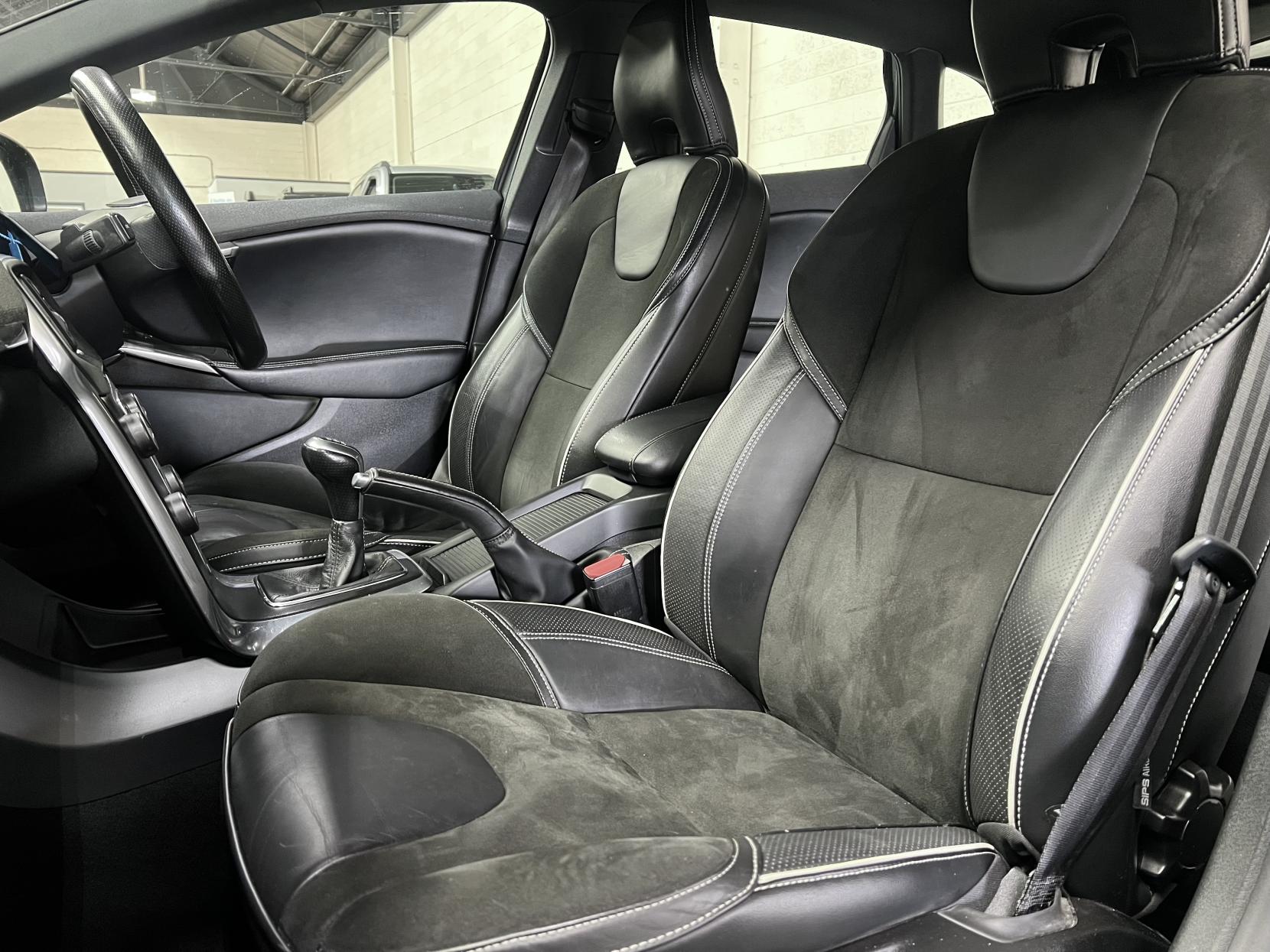 Volvo V40 2.0 D2 R-Design Nav Hatchback 5dr Diesel Manual Euro 6 (s/s) (120 ps)