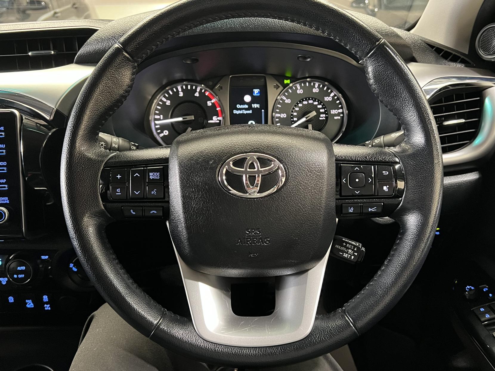 Toyota Hilux 2.8 D-4D Invincible Pickup Double Cab 4dr Diesel Auto 4WD Euro 6 (s/s) (204 ps)