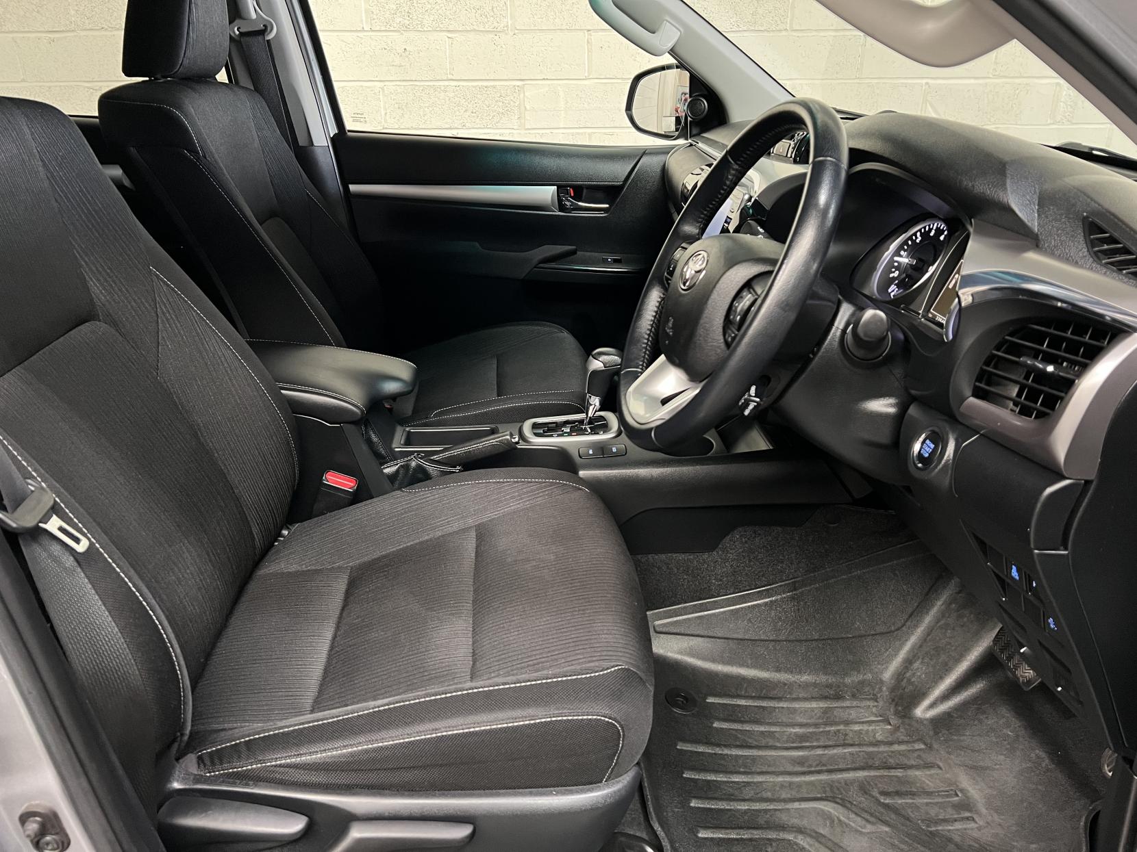 Toyota Hilux 2.8 D-4D Invincible Pickup Double Cab 4dr Diesel Auto 4WD Euro 6 (s/s) (204 ps)