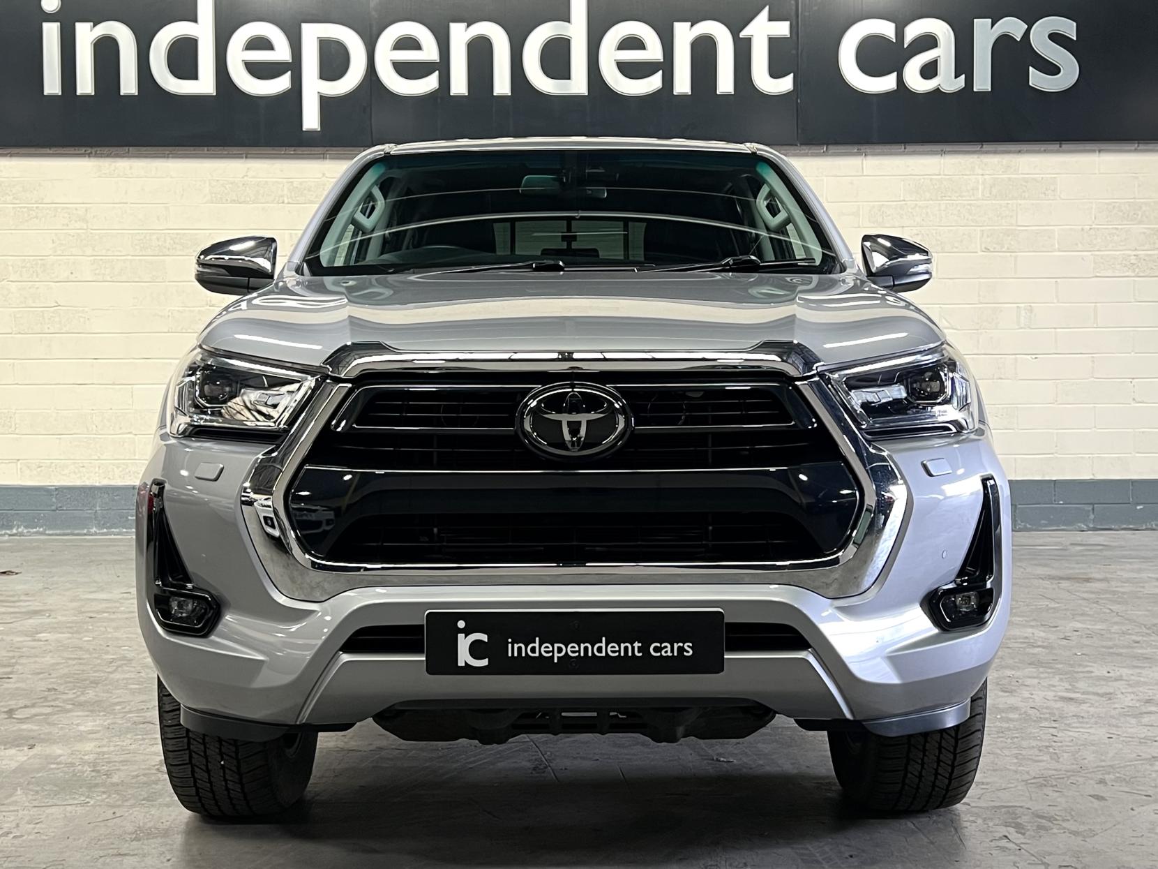 Toyota Hilux 2.8 D-4D Invincible Pickup Double Cab 4dr Diesel Auto 4WD Euro 6 (s/s) (204 ps)