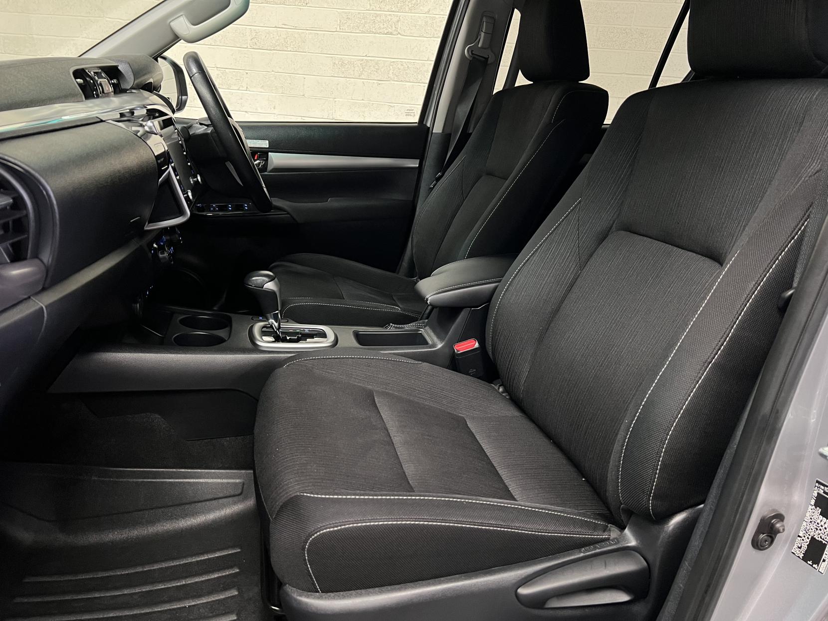 Toyota Hilux 2.8 D-4D Invincible Pickup Double Cab 4dr Diesel Auto 4WD Euro 6 (s/s) (204 ps)