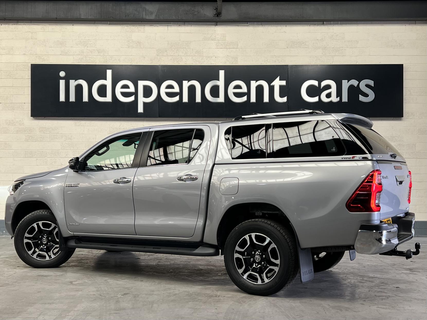 Toyota Hilux 2.8 D-4D Invincible Pickup Double Cab 4dr Diesel Auto 4WD Euro 6 (s/s) (204 ps)