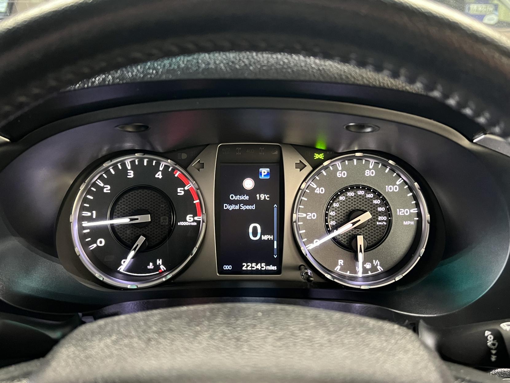 Toyota Hilux 2.8 D-4D Invincible Pickup Double Cab 4dr Diesel Auto 4WD Euro 6 (s/s) (204 ps)