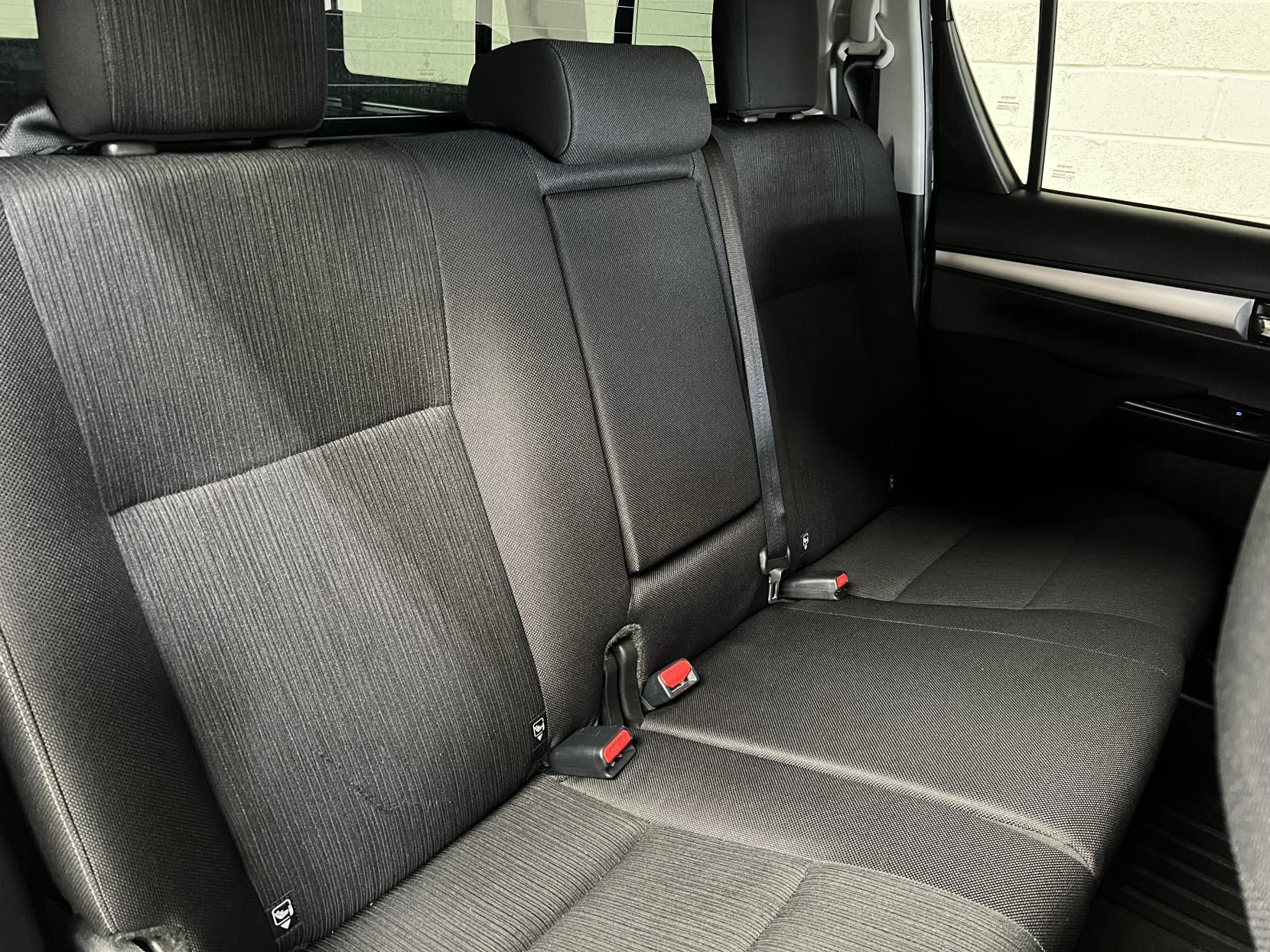 Toyota Hilux 2.8 D-4D Invincible Pickup Double Cab 4dr Diesel Auto 4WD Euro 6 (s/s) (204 ps)
