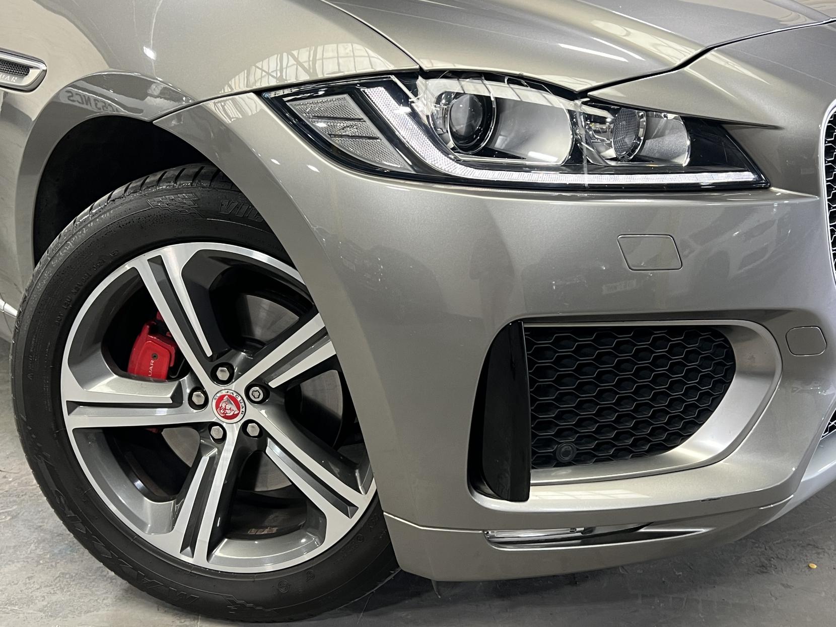 Jaguar F-PACE 3.0 D300 V6 S SUV 5dr Diesel Auto AWD Euro 6 (s/s) (300 ps)