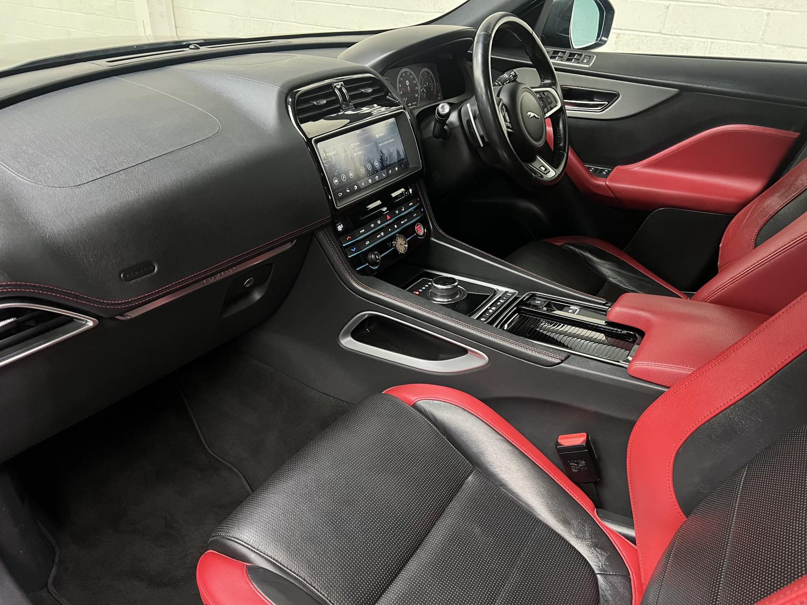 Jaguar F-PACE 3.0 D300 V6 S SUV 5dr Diesel Auto AWD Euro 6 (s/s) (300 ps)