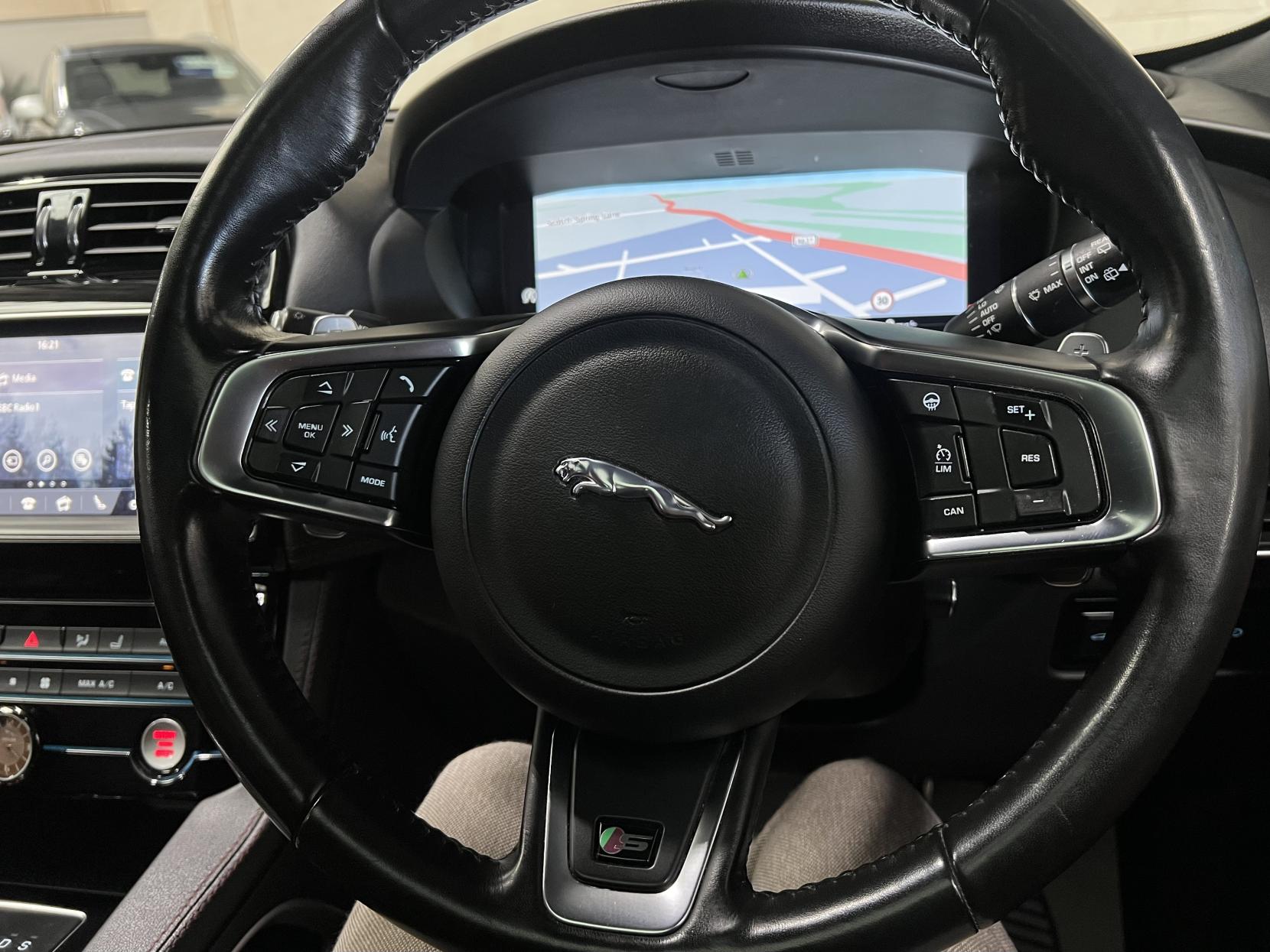 Jaguar F-PACE 3.0 D300 V6 S SUV 5dr Diesel Auto AWD Euro 6 (s/s) (300 ps)