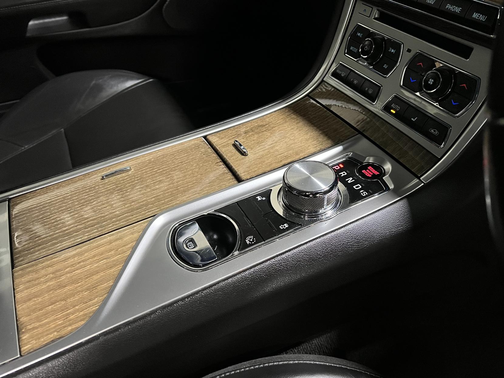 Jaguar XF 2.2d Premium Luxury Saloon 4dr Diesel Auto Euro 5 (s/s) (200 ps)