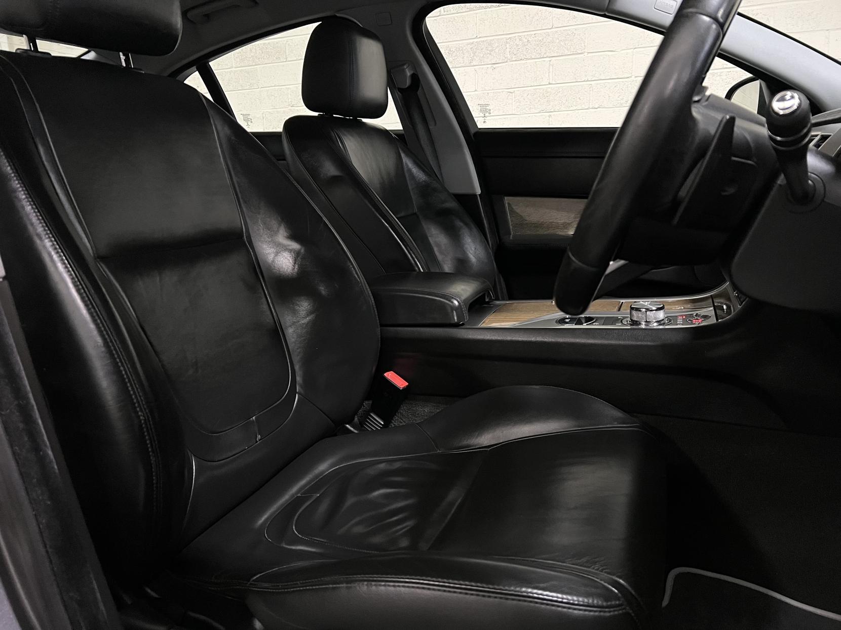 Jaguar XF 2.2d Premium Luxury Saloon 4dr Diesel Auto Euro 5 (s/s) (200 ps)