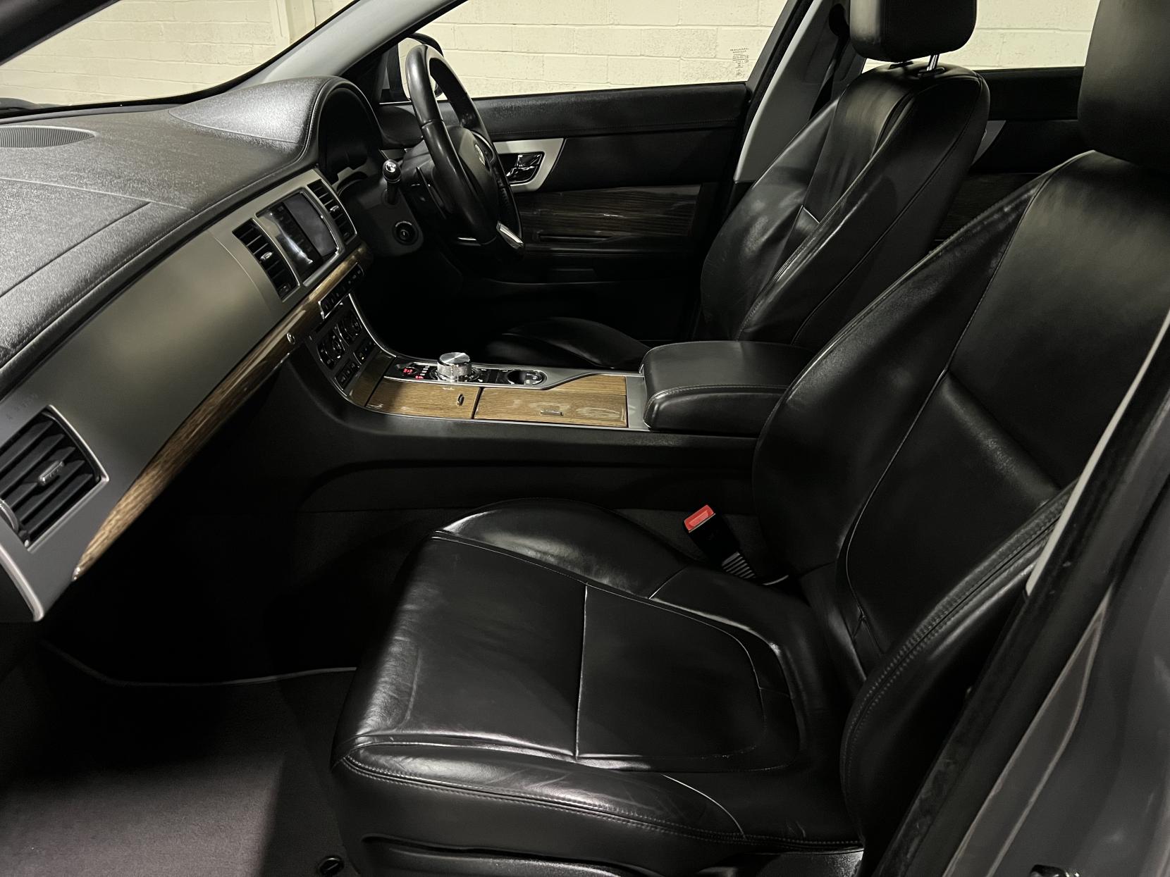 Jaguar XF 2.2d Premium Luxury Saloon 4dr Diesel Auto Euro 5 (s/s) (200 ps)