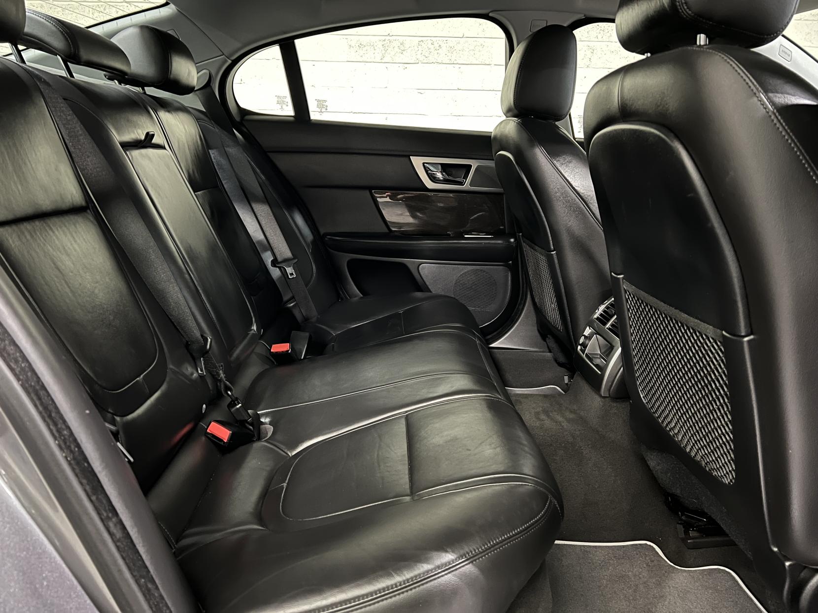 Jaguar XF 2.2d Premium Luxury Saloon 4dr Diesel Auto Euro 5 (s/s) (200 ps)