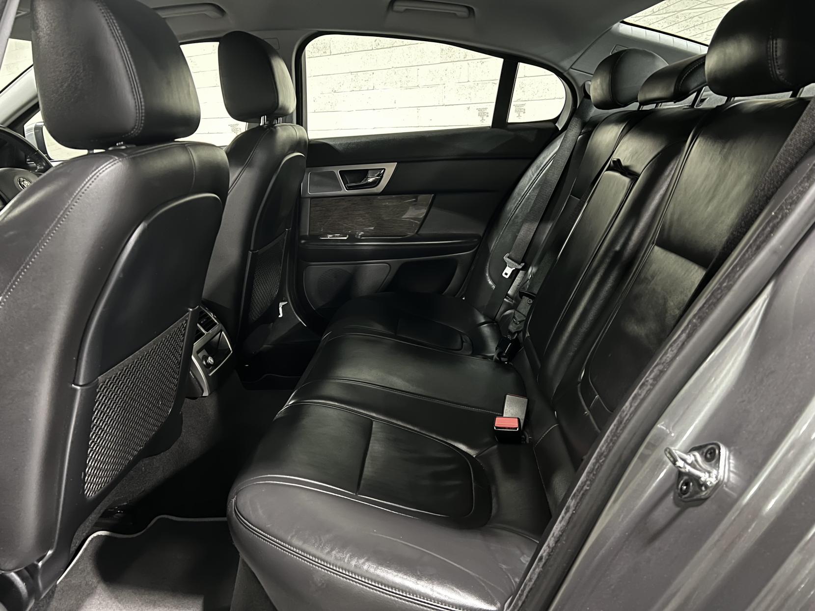 Jaguar XF 2.2d Premium Luxury Saloon 4dr Diesel Auto Euro 5 (s/s) (200 ps)