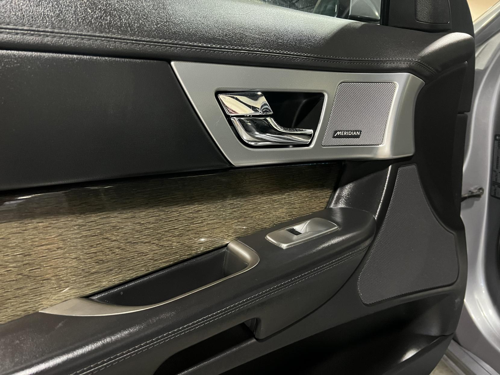 Jaguar XF 2.2d Premium Luxury Saloon 4dr Diesel Auto Euro 5 (s/s) (200 ps)