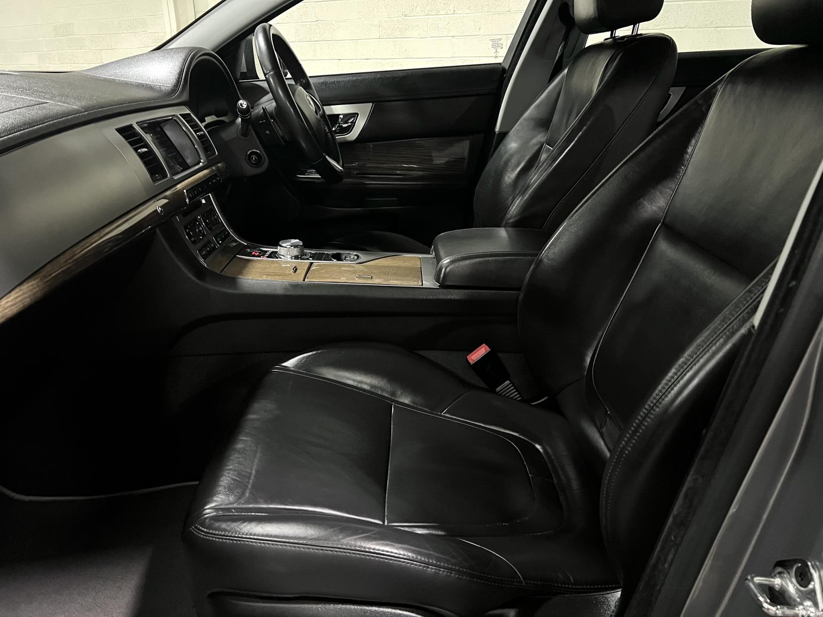 Jaguar XF 2.2d Premium Luxury Saloon 4dr Diesel Auto Euro 5 (s/s) (200 ps)