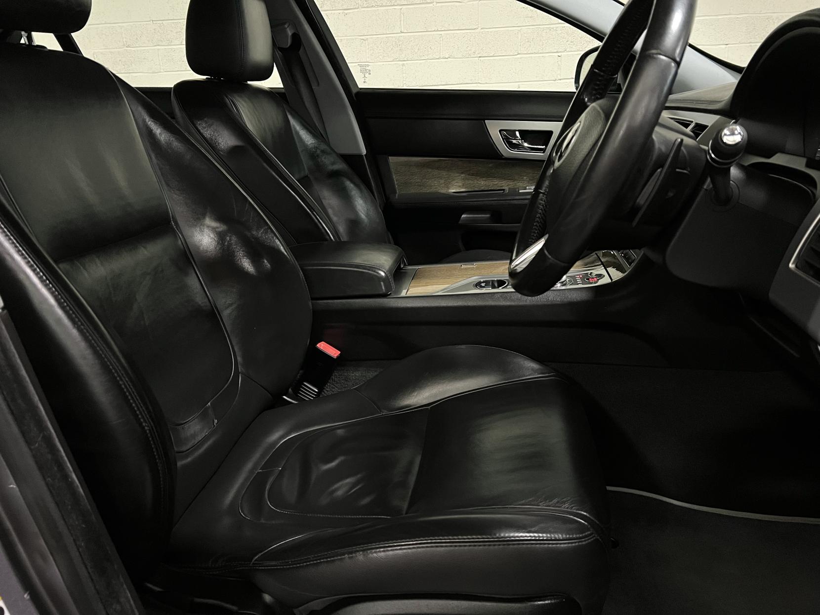 Jaguar XF 2.2d Premium Luxury Saloon 4dr Diesel Auto Euro 5 (s/s) (200 ps)