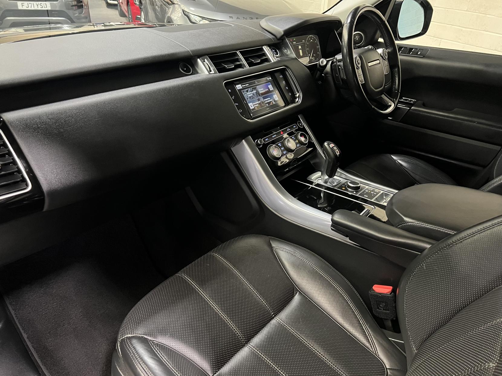 Land Rover Range Rover Sport 3.0 SD V6 HSE SUV 5dr Diesel Auto 4WD Euro 6 (s/s) (306 ps)