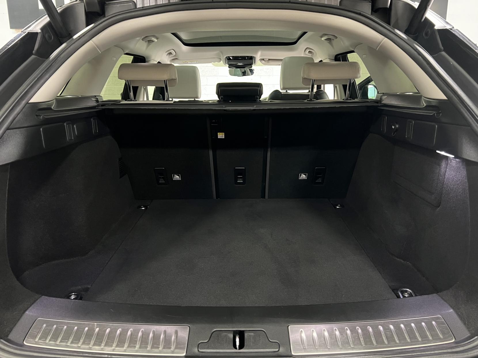 Land Rover Range Rover Velar 3.0 D300 R-Dynamic HSE SUV 5dr Diesel Auto 4WD Euro 6 (s/s) (300 ps)