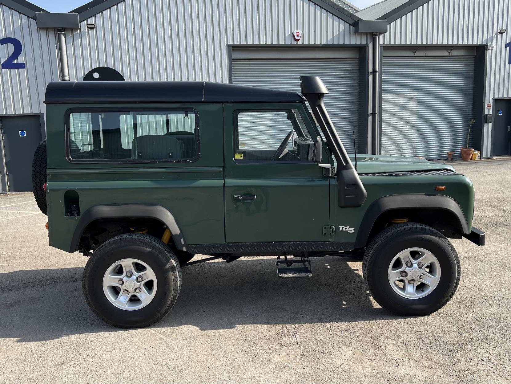 Land Rover Defender 90 2.5 TD5 Hard Top SUV Diesel Manual SWB (120 bhp)