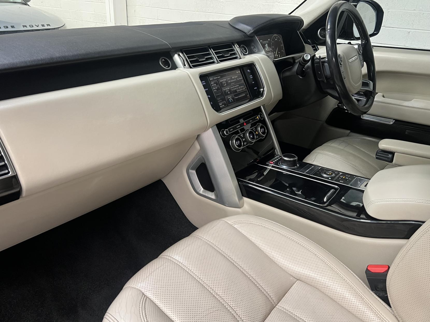 Land Rover Range Rover 4.4 SD V8 Vogue SE SUV 5dr Diesel Auto 4WD Euro 5 (339 ps)