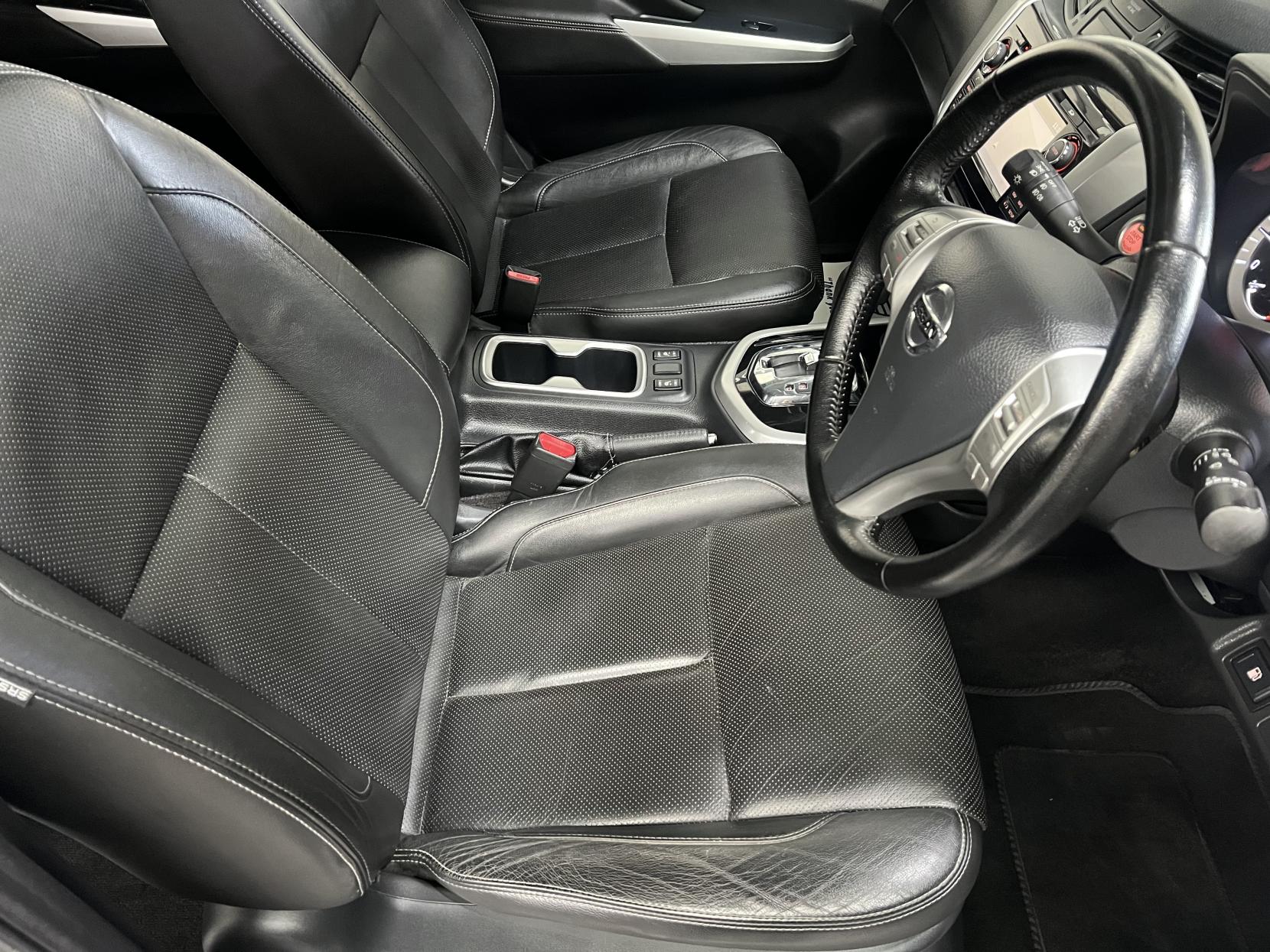 Nissan Navara 2.3 dCi Tekna Pickup Double Cab 4dr Diesel Auto 4WD Euro 6 (190 ps)