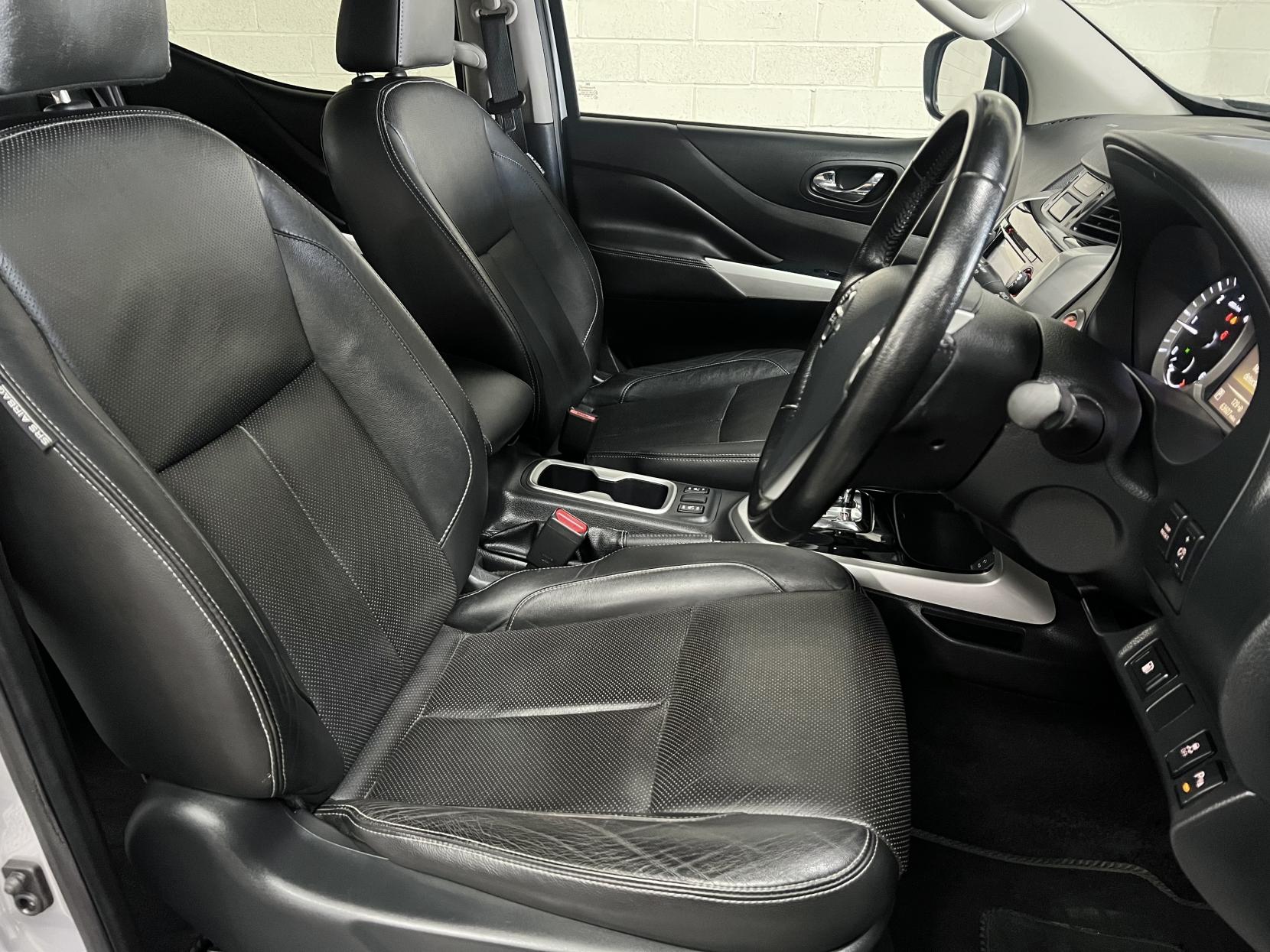 Nissan Navara 2.3 dCi Tekna Pickup Double Cab 4dr Diesel Auto 4WD Euro 6 (190 ps)