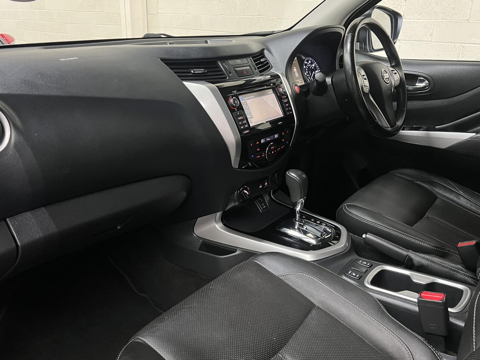 Nissan Navara 2.3 dCi Tekna Pickup Double Cab 4dr Diesel Auto 4WD Euro 6 (190 ps)