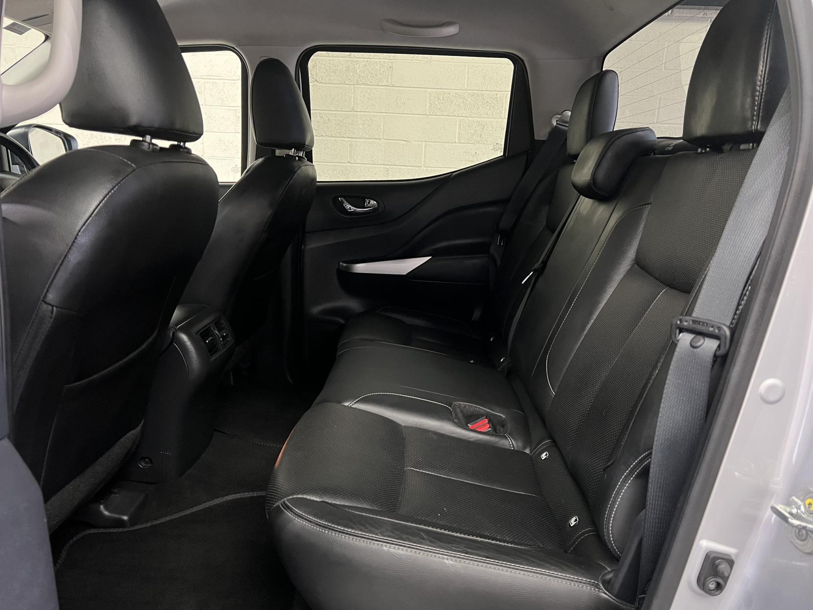 Nissan Navara 2.3 dCi Tekna Pickup Double Cab 4dr Diesel Auto 4WD Euro 6 (190 ps)